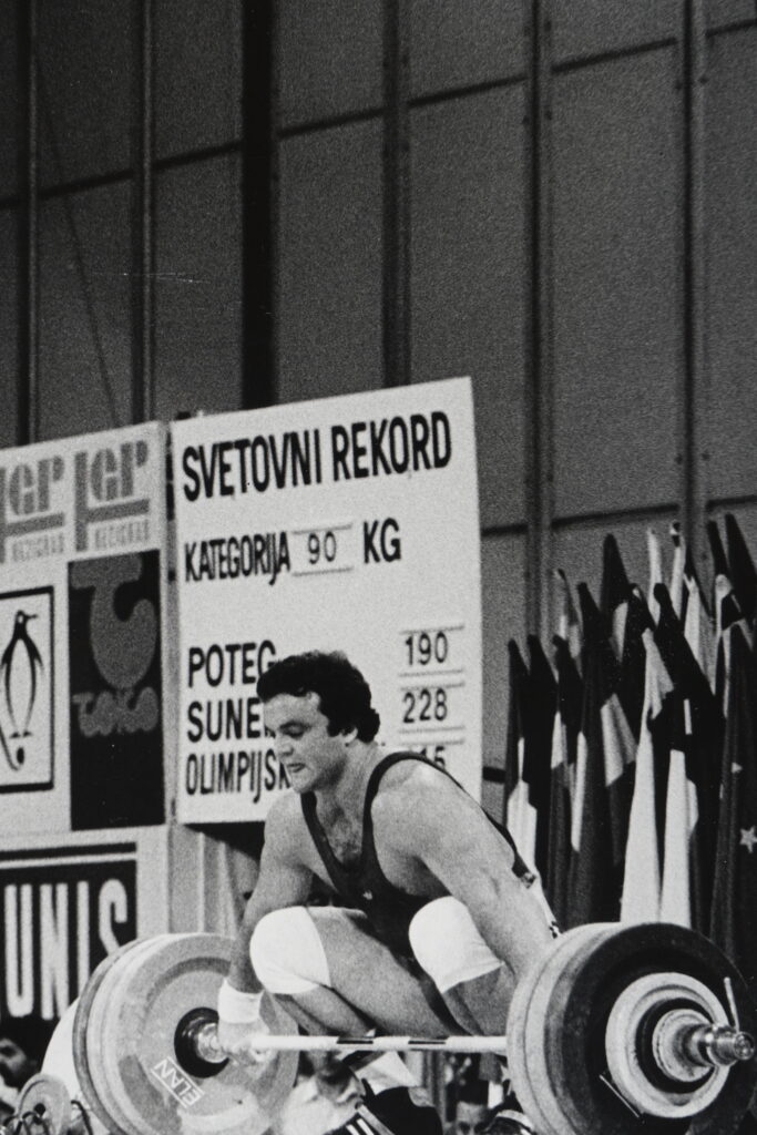 Blagoi Blagoev mid-lift during his 192.5 kg world-record snatch in 1982, competing in the 90 kg weight class